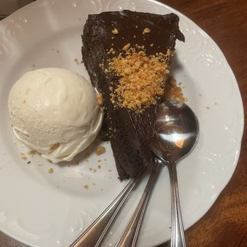 Gin Gin's - Cake & ice cream. - Cocktail Bars Near Me - Grand Rapids, Michigan