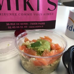 Salad quinoa salmon and guacamole