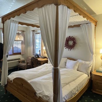 Hotel Pension Anna - Honeymoon suite with 2 balcony, beautiful wood craft all over. Large soaking tub and shower with heated floors. - Hotels Near Me - Leavenworth, Washington Hotel Pension Anna - Honeymoon suite with 2 balcony, beautiful wood craft all over. Large soaking tub and shower with heated floors. - Hotels Near Me - Leavenworth, Washington