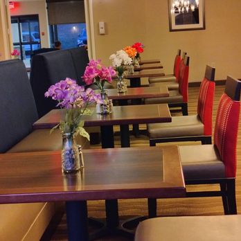 Comfort Inn - Pretty flowers in dining room - you don't see this every day -- look how pretty! - Hotels Near Me - Somerset, Pennsylvania