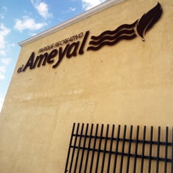 Parque Recreativo El Ameyal - Entrada al Ameyal, en el frente y area de estacionamiento.
