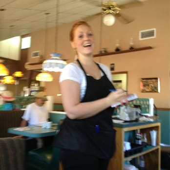 Bee Gee's Diner - Chelsea is the fastest waitress this side of Mt Shasta. - Diners Near Me - Rogue River, Oregon