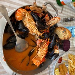 Riviera 69 - Zuppetta di Crostacei, frutti di mare (rosso) con crostini di pane (cozze, vongole, gamberi, scampi, aragostelle)