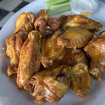 Kelly's Korner - Wings medium - American Near Me - Buffalo, New York