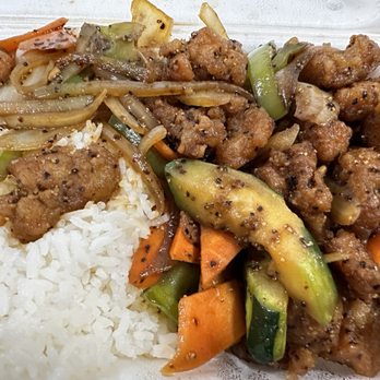 Ming Garden - L26. Black Pepper Chicken - dry stir-fry (no sauce). Mildly spicy from the black pepper with onions, bell peppers, carrots, and zucchini. - Chinese Near Me - Kansas City, Missouri Ming Garden - L26. Black Pepper Chicken - dry stir-fry (no sauce). Mildly spicy from the black pepper with onions, bell peppers, carrots, and zucchini. - Chinese Near Me - Kansas City, Missouri