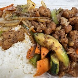 Ming Garden - L26. Black Pepper Chicken - dry stir-fry (no sauce). Mildly spicy from the black pepper with onions, bell peppers, carrots, and zucchini.