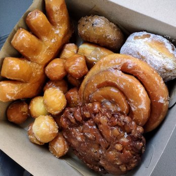 Daily Donuts - Bear claw, blueberry cake donut, raspberry filled, maple custard-filled bar, cinnamon roll, apple fritter, donut holes - Donuts Near Me - Sunnyvale, California