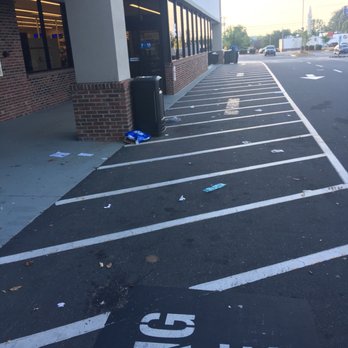 Food Lion - Always a dirty front leading into the store 6/23/18 - Grocery Near Me - Charlotte, North Carolina Food Lion - Always a dirty front leading into the store 6/23/18 - Grocery Near Me - Charlotte, North Carolina