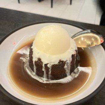 Gordon Ramsay Hell's Kitchen - Sticky toffee pudding - New American Near Me - Miami, Florida