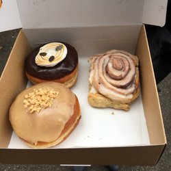 Donut Shop - Cinnamon roll, pumpkin s čokoládovou polevou a peanut butter plněný čokoládovým krémem