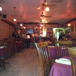 Carmines Resturant - Inside Carmine's just before it got busy