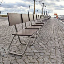 Baakenhafenbrücke - Sitzgelegenheit an der Brückenrampe (12/2016)