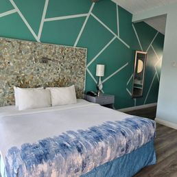 Vibrant, airy, good-sized room for two. Vibrant, airy, good-sized room for two.