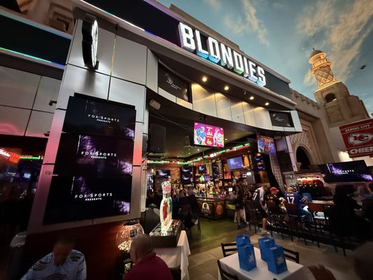 Blondies Sports Bar & Grill by null