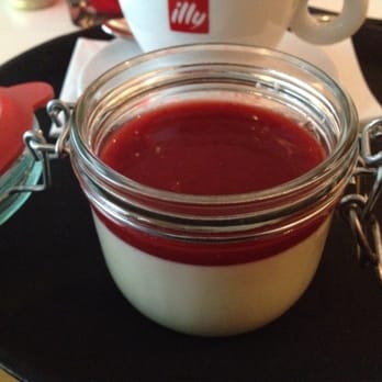 Vapiano - Pana Cotta mit Erdbeersoauce. i love it - Italian Near Me - Kassel, HE