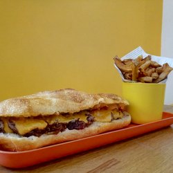 Philly Soul - Original Philly cheesesteak. Lamelles de faux-filet bio grillés, oignons caramélisés, sauce cheddar maison.