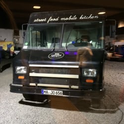 Caravan kitchen - Ne vous fiez pas à la plaque allemande du truck (sans doute en hommage aux bagels préparés):sont bien belgo-belges,ces cocos-là!