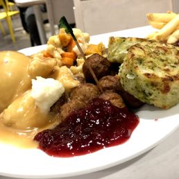 Meatballs, medallions, veggies and mashed potato - yum Meatballs, medallions, veggies and mashed potato - yum