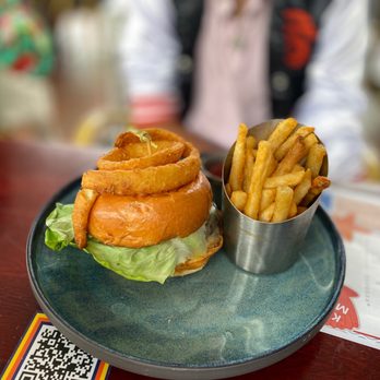 Schooners Monterey - Plaza Cheese Burger $21 - Seafood Near Me - Monterey, California Schooners Monterey - Plaza Cheese Burger $21 - Seafood Near Me - Monterey, California