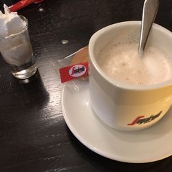 Markt 10 - Schönes Café, sehr empfehlenswert. Es ist hier schön gemütlich und ideal geeignet für eine kleine Pause nach dem Einkaufen.