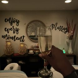 Spa De La Vie - Massage room with champagne glass