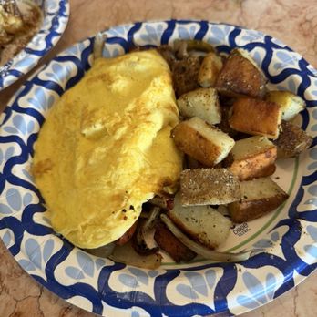 Cafe Haleiwa - Portuguese sausage omelet with country potatoes - American Near Me - Haleiwa, Hawaii