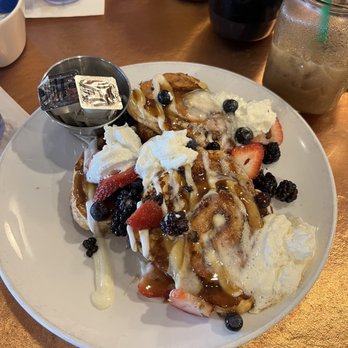 Another Broken Egg Cafe - Cinnamon Roll French Toast - Breakfast & Brunch Near Me - Siesta Key, Florida