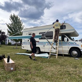 Pinnacle Mobile RV Repair Service - Old awning being removed - RV Repair Near Me - Mead, Washington Pinnacle Mobile RV Repair Service - Old awning being removed - RV Repair Near Me - Mead, Washington