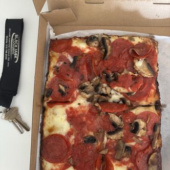 Best Pizza & Brew Cardiff By The Sea - Detroit style pepperoni and mushrooms - Pizza Near Me - Cardiff, California