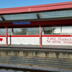 Stazione Circumvesuviana di Pomigliano D'Arco - Street art romantica