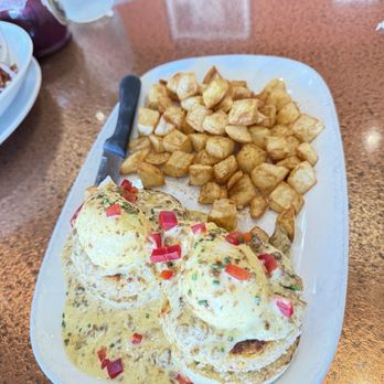 Another Broken Egg Cafe - Crab Benedict with a side of potatoes - Breakfast & Brunch Near Me - Burbank, California