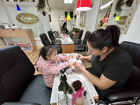 'Zivales Nail Salon