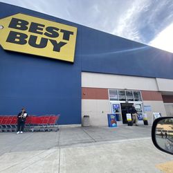 Best Buy - Montebello - Terrible MANAGER CHRIS service Best Buy location.
