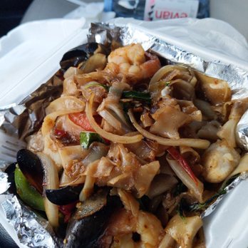 Sriracha Thai Restaurant - Seafood Drunken noodle ALL DAY!!!! - Thai Near Me - Carson, California