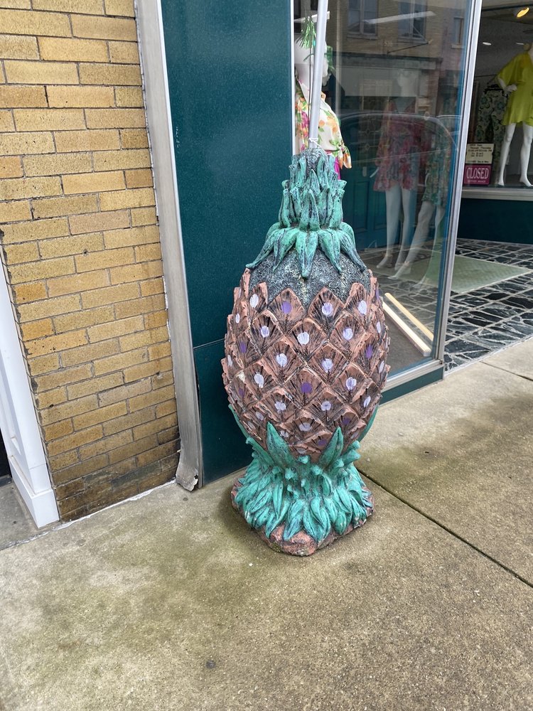 THE BIG PINEAPPLE STATUE 526 Main St, Shelbyville, Kentucky Public
