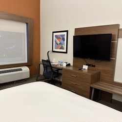 Holiday Inn Express & Suites Elko - Clean room, high ceilings
