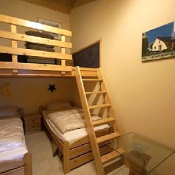 Feriendorf Sehestedt - Kinderschlafzimmer mit 2 Einzelbetten und Spieletage