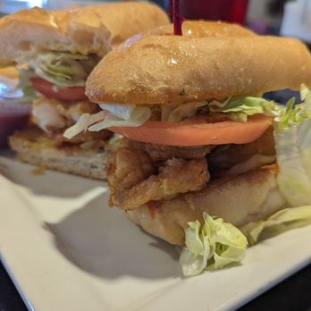 The Full Moon Oyster Bar - Decent shrimp on the lunch po boy - Seafood Near Me - Jamestown, North Carolina