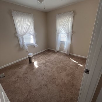 Flooring Masters & Installers - a room with carpeting - Carpet Installation Near Me