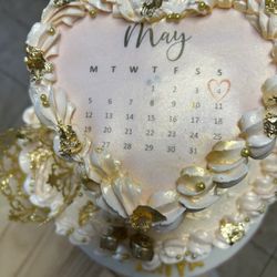 Camila's Cakes - Cake with calendar day of the months
White cake with filling of Caramel