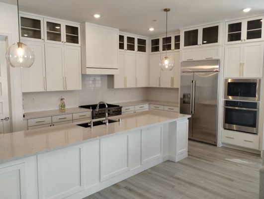 Professional Kitchen Remodels - Premium Kitchen Remodeling Services in Sacramento, CA
At Frame to Finish, we are dedicated to providing exceptional kitchen remodeling services in Sacramento, CA, that can turn your kitchen into a useful, lovely, and individualized sanctuary. Our experienced team of carpenters, tile layers, and masons will design a kitchen to meet all your needs and desires. We specialize in custom cabinetry, countertops, backsplashes, floors, and more, so you can feel confident knowing the job is done right. Whether you envision a sleek and modern kitchen, a charming farmhouse-inspired space, or a timeless classic design, our team is here to bring your vision to life. Get ready to fall in love with your kitchen all over again as we enhance its aesthetics, functionality, and overall appeal.

Custom Kitchen Remodeling Tailored to Your Style and Needs
At Frame to Finish, we believe every kitchen should reflect its homeowners’ unique style and needs. Our kitchen remodeling services in Sacramento, CA, are fully customized to suit your preferences and lifestyle. Whether you desire additional storage space, an open-concept layout, energy-efficient appliances, or upgraded countertops and cabinetry, we have the expertise to turn your dreams into reality. With our extensive knowledge of the latest trends and materials in kitchen remodeling, we offer innovative solutions that blend style with practicality. We assist you in the process by offering professional guidance and recommendations on everything from picking the ideal color scheme to selecting the appropriate fittings and finishes.