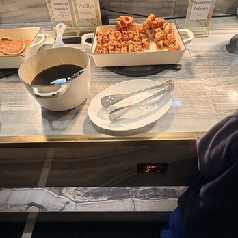 Tangerine Room - Breakfast buffet, waited 15 mins for this main item to be restocked - New American Near Me - Anaheim, California