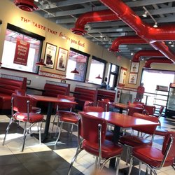 Freddy's Frozen Custard & Steakburgers - Inside dining area