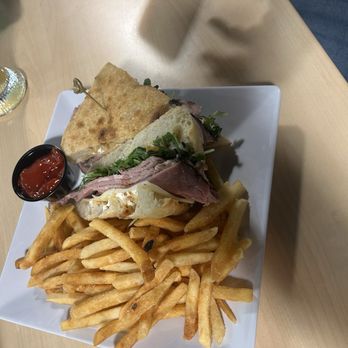 Sojourn Fermentory - Roast beef sandwich - Brewpubs Near Me - Suffolk, Virginia Sojourn Fermentory - Roast beef sandwich - Brewpubs Near Me - Suffolk, Virginia