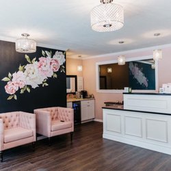 Bombshell Beauty & Lash Bar Grayslake - Waiting area