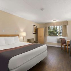 Days Inn Hotel and Conference Centre - Guest room