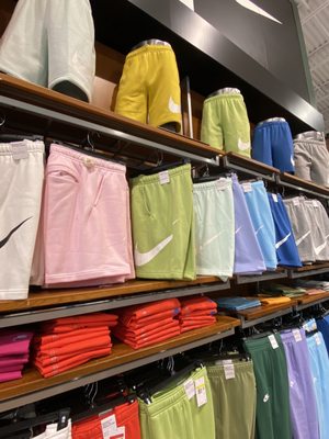 DICK'S Sporting Goods by null