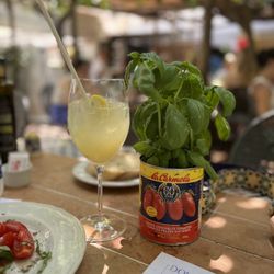 Donna Stella - Table decor and lemonade