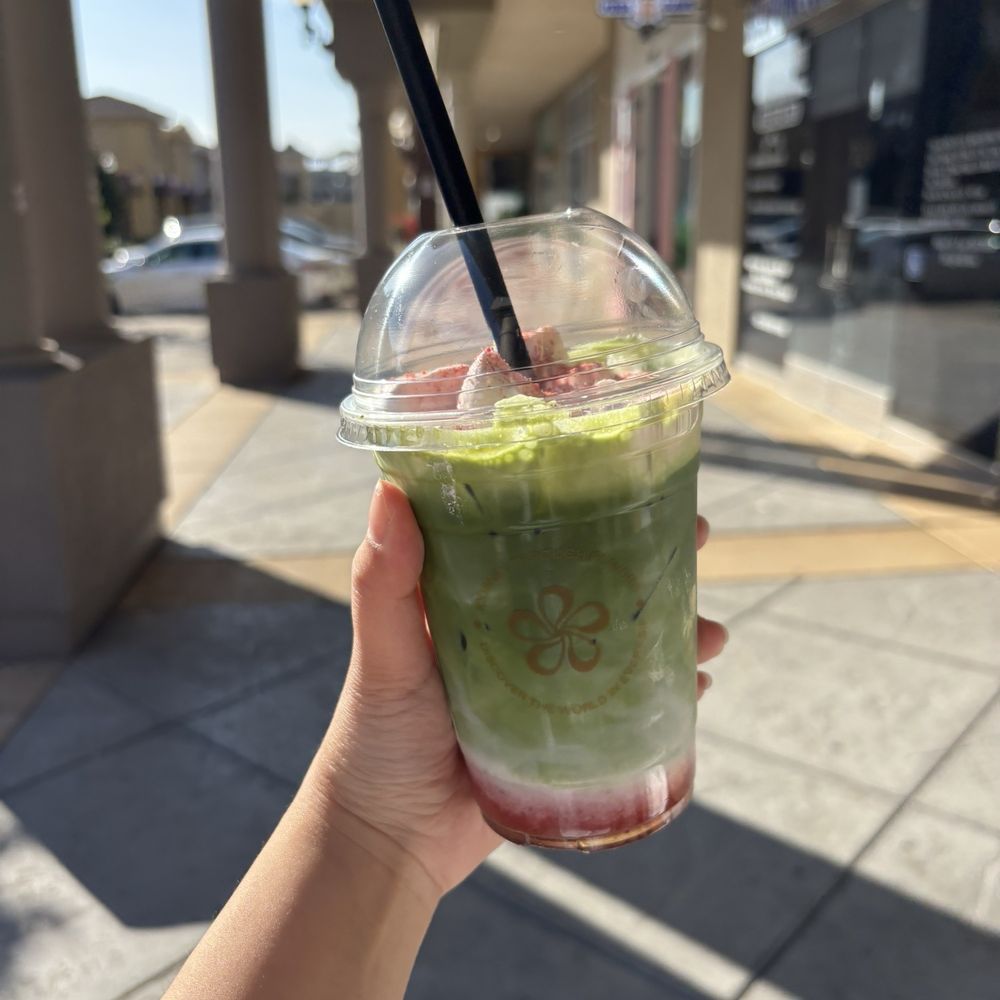 Strawberry Matcha Einspanner
