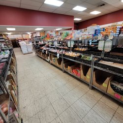 Tran's Produce & Grocery Market - Fresh produce aisle